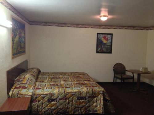 A bed or beds in a room at Choice Inn San Antonio