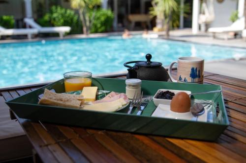 a tray of food on a table next to a pool at la Varangue in Lacanau