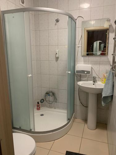 Ett badrum på Apartments Печерск