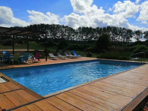 - une piscine avec une terrasse en bois à côté dans l'établissement La Périole, à Laurabuc