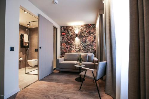 Adaastra Boutique Hotel في ناترز: غرفة معيشة مع أريكة وكرسي