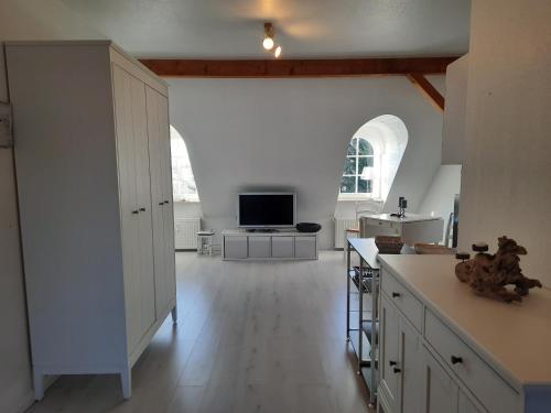 Televisyen dan/atau pusat hiburan di Ferienwohnung MeerGlück in der Ostseeresidenz Gandarm