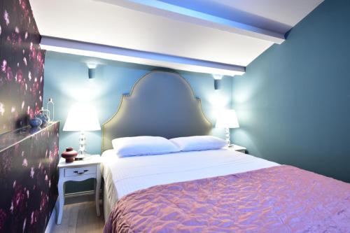 - une chambre avec un lit et un mur bleu dans l'établissement Queen 2,heart of Corfu Historical Old Town Center!, à Corfou
