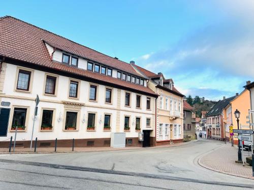 an empty street in a town with buildings at Maximo am Königsberg in Wolfstein