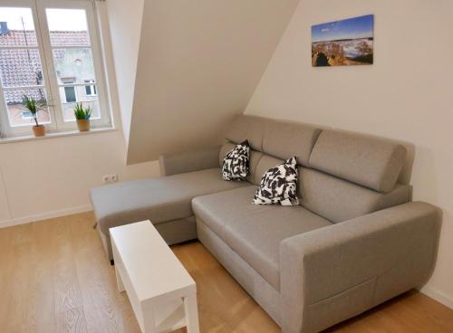 a living room with a couch and a table at Rezydencja Masuria in Siemiany