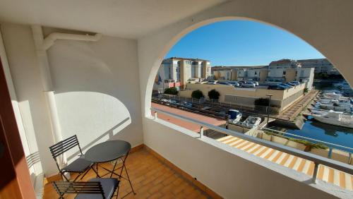 d'un balcon avec deux chaises et une vue sur le port de plaisance. dans l'établissement studio quartier plages vue marina, à Sète