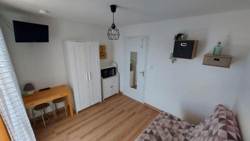 une petite chambre avec une cuisine et une table et une chambre avec une cuisine dans l'établissement studio quartier plages vue marina, à Sète