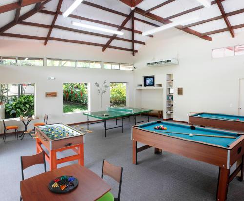 イバゲにあるHotel Estelar Altamiraのビリヤード台、卓球台が備わるお部屋