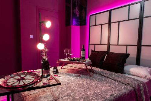 Postel nebo postele na pokoji v ubytování Utopía Alicante - Hotel Boutique para adultos