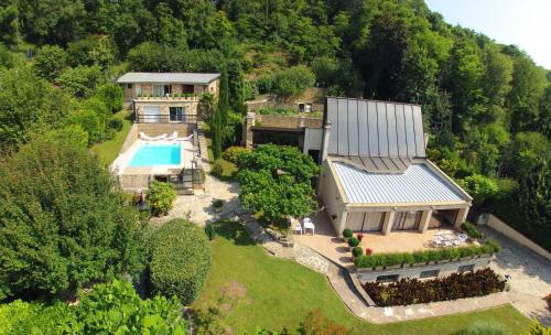 une vue aérienne d'une maison avec piscine dans l'établissement La Villa du Rhône, à Miribel