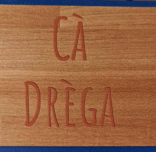 een houten snijplank met de woorden cahir erop bij Ca’ Drega in Codaruina