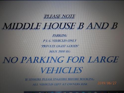 コベントリーにあるMiddle Houseの大型車両の駐車禁止の看板