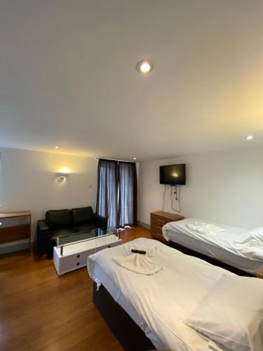 Una cama o camas en una habitación de Contractors Guest House