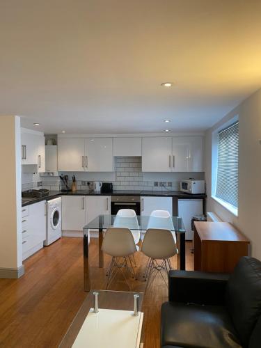Una cocina o cocineta en Contractors Guest House