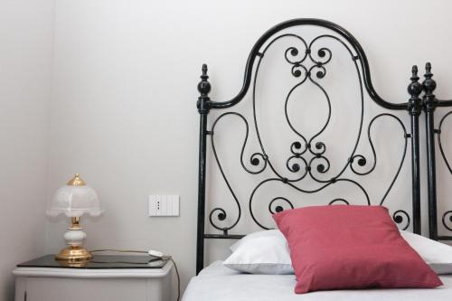 a bedroom with a black and white bed with a red pillow at la Brunita in Rubiera
