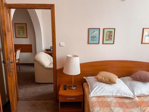 1 dormitorio con 1 cama con lámpara y espejo en Restauracja Noclegi Ruczaj Czesława Worwa, en Nowy Targ