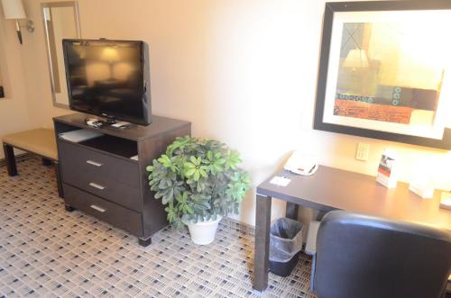 Kuchyň nebo kuchyňský kout v ubytování Aspen Grand Hotel Houston