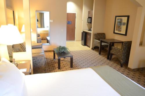 Postel nebo postele na pokoji v ubytování Aspen Grand Hotel Houston