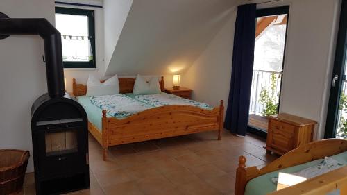 ein Schlafzimmer mit einem Bett und einem Holzofen in der Unterkunft Titisee Haus Vogelnest in Titisee-Neustadt