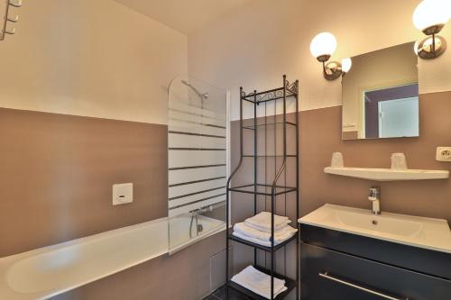 Koupelna v ubytování Hôtel Les Flots Bleus