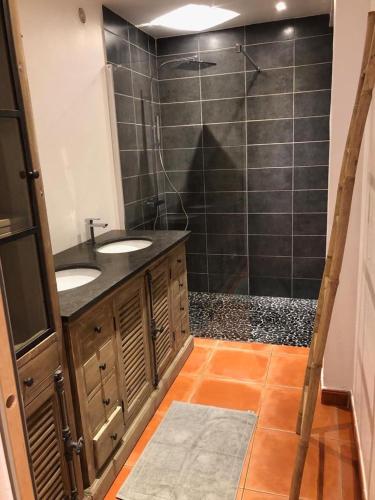 une salle de bain avec deux lavabos et une douche dans l'établissement Villa Rosa, à Conca