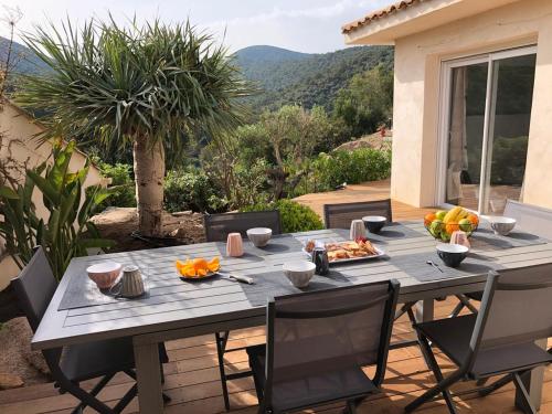 une table avec de la nourriture dessus sur une terrasse dans l'établissement Villa Rosa, à Conca