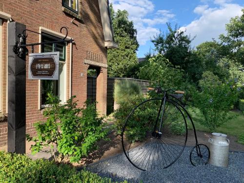 WijsterにあるB&B Pullemansのレンガ造りの建物の前に駐輪場