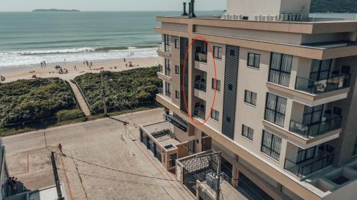 una vista aérea de un edificio y de la playa en HY Apart Hotel, en Bombinhas