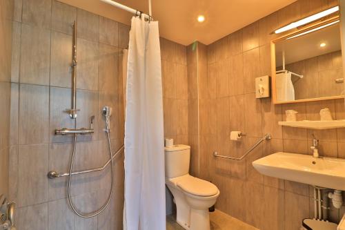 Hôtel Les Flots Bleusにあるバスルーム