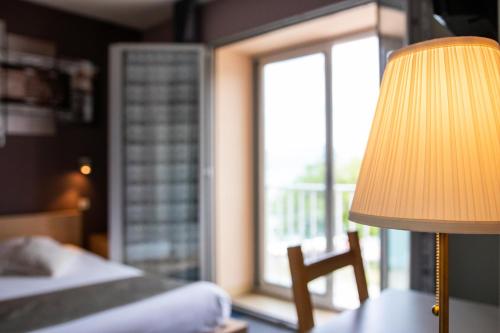 Hôtel Les Flots Bleusにあるベッド