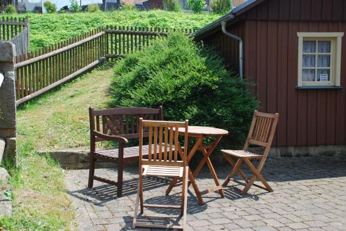 two chairs and a table and a table and chairs at FH Am Osterbrunnen in Hinterhermsdorf