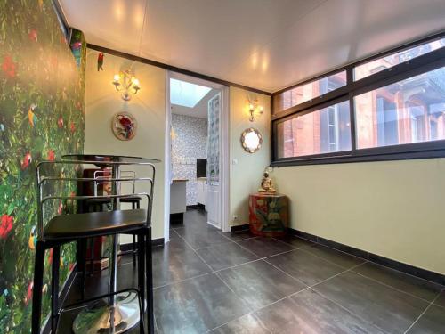 - un couloir avec deux tabourets dans une chambre avec une fenêtre dans l'établissement L'Appartement Jebari - Esprit loft Carcassonne proche cité médiéval et aéroport, à Carcassonne