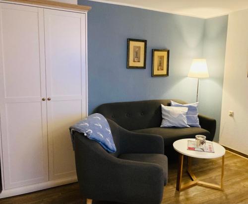 a living room with a couch and a table at Strandkojen in Trassenheide