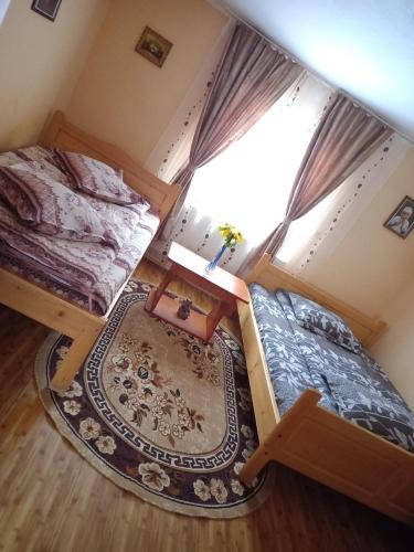 una vista aérea de una habitación con 2 camas y una ventana en Casa Ghețari, en Gheţari