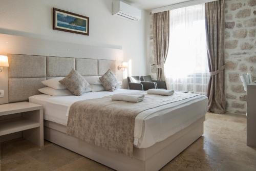 Una cama o camas en una habitación de Conte Hotel & Restaurant