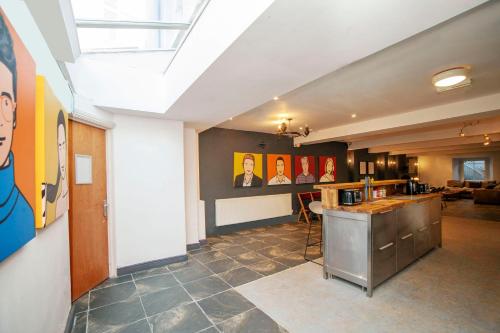 Cette chambre dispose d'une cuisine avec un comptoir. dans l'établissement higgihaus #5 Sleeps 14-16 Hens Stags Big Groups, à Cardiff