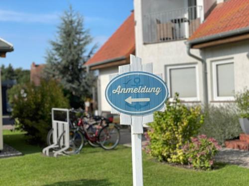 a blue sign in the yard of a house at Strandkojen in Trassenheide