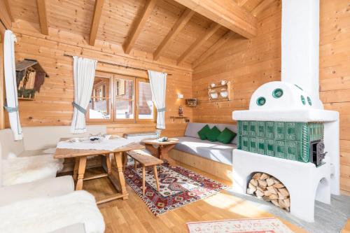 a living room with a fireplace in a log cabin at Alpen-Chalets Achensee in Maurach