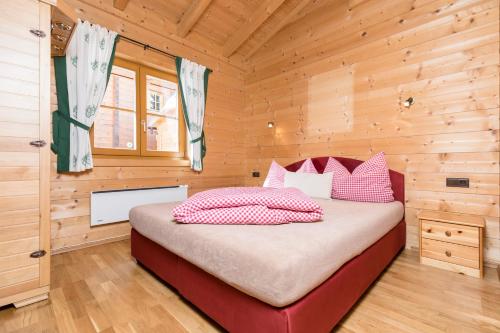 Ένα ή περισσότερα κρεβάτια σε δωμάτιο στο Alpen-Chalets Achensee