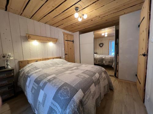 a bedroom with a bed in a room at La remise du Murgé in Saulxures-sur-Moselotte