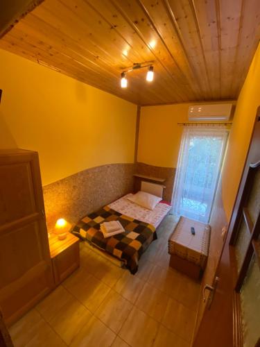 Postel nebo postele na pokoji v ubytování Karczma Chęciny