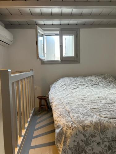 Säng eller sängar i ett rum på Traditional Myconian Studio in the heart of Chora