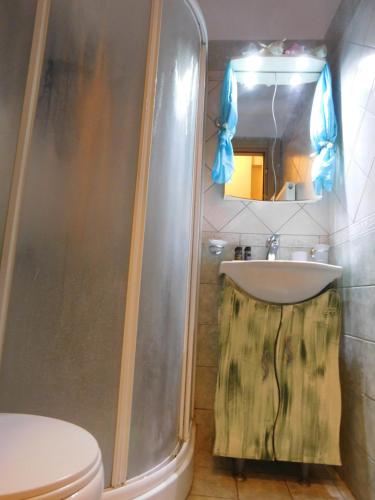 La salle de bains est pourvue d'une douche, d'un lavabo et de toilettes. dans l'établissement HOME SWEET HOME, à Ioannina