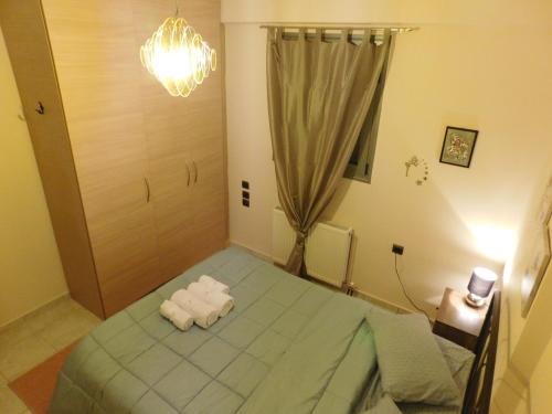 een slaapkamer met een bed met twee handdoeken erop bij HOME SWEET HOME in Ioannina