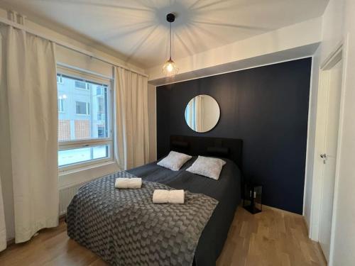 - une chambre avec un lit et 2 serviettes dans l'établissement Suite - King Size Bed - Gym&Wifi - Indoor Parking, à Rovaniemi