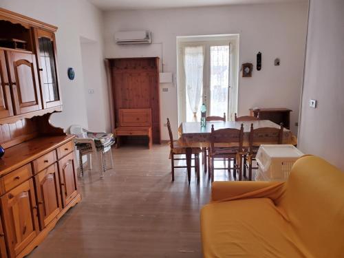 uma cozinha e sala de jantar com mesa e cadeiras em Villa cecilia em Mattinata
