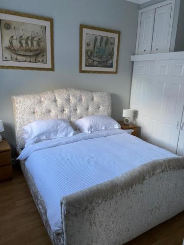 Krevet ili kreveti u jedinici u objektu Cheerful One bedroom cottage with parking space.