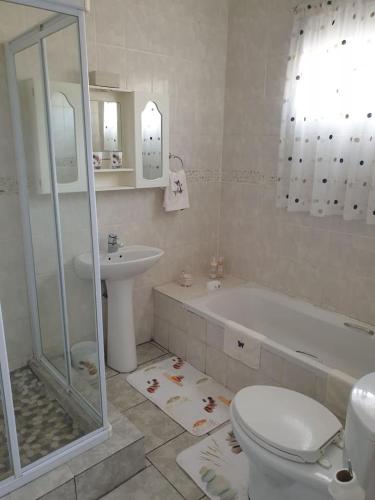 y baño con aseo, bañera y lavamanos. en Genie's Nest 5, en Pretoria