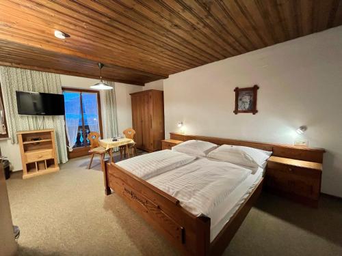 Кровать или кровати в номере Landgasthof Schwarzberg