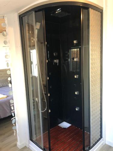 une porte en verre menant à une pièce dans l'établissement Maison Chic Saint-Gilles-Croix-de-Vie, à Saint-Gilles-Croix-de-Vie
